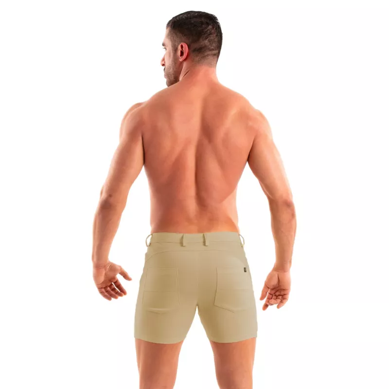 Homme Portant Un Short Chino Beige
