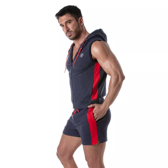 ensemble avec un football short et un sweat sans manche bleu