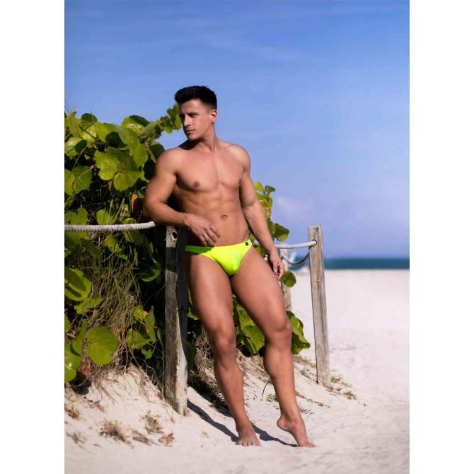 Homme avec un string de bain