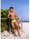 Homme avec un string de bain
