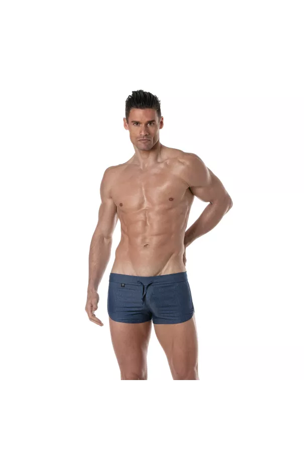 Short Rétro En Denim Clair debout